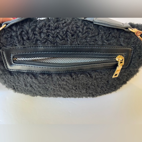 NWT Jen&Co Jesslyn Sherpa Belt Bag Black - Picture 5 of 13